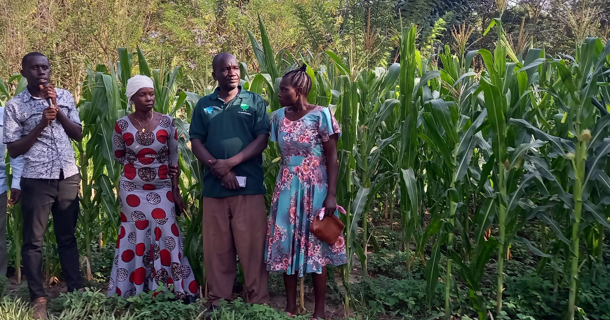 During the visits, GA visitors could listen the testimonials of local farmers. On this photo is represented farmer Mwajuma Shaban and her family in front of the maize field